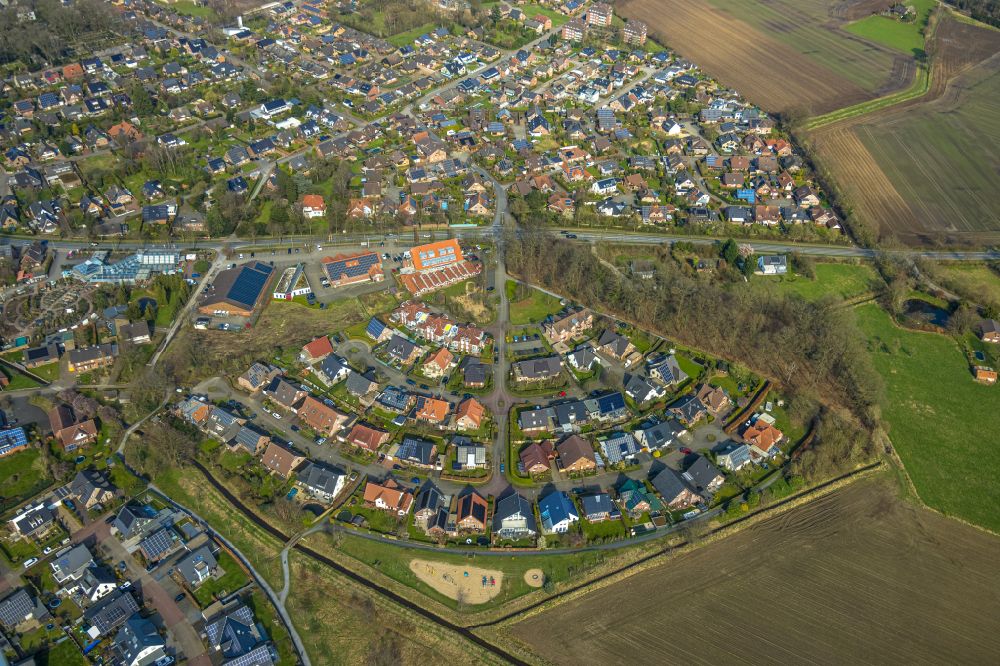 Dingden von oben - Wohngebiet einer Einfamilienhaus- Siedlung in Dingden im Bundesland Nordrhein-Westfalen, Deutschland