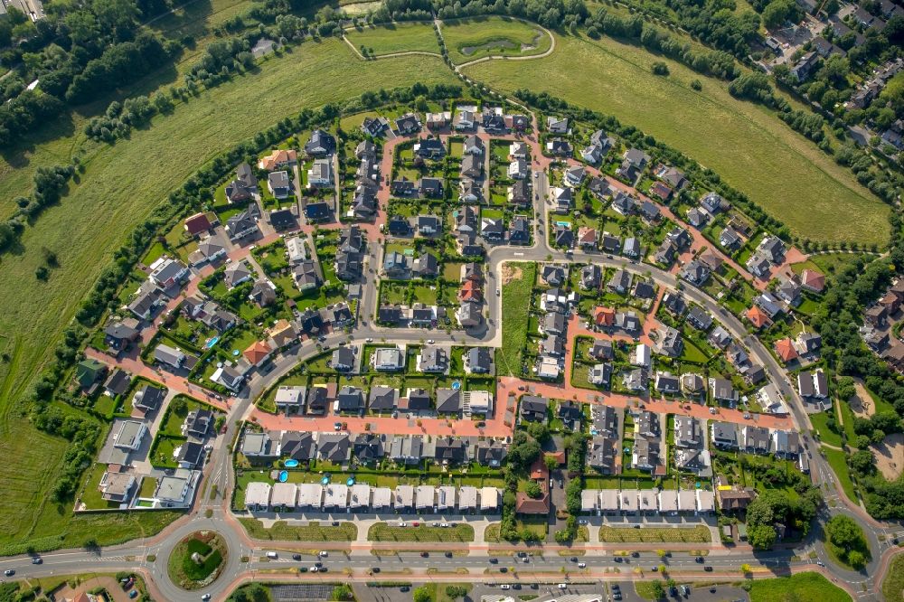 Duisburg aus der Vogelperspektive: Wohngebiet einer Einfamilienhaus- Siedlung in Duisburg im Bundesland Nordrhein-Westfalen