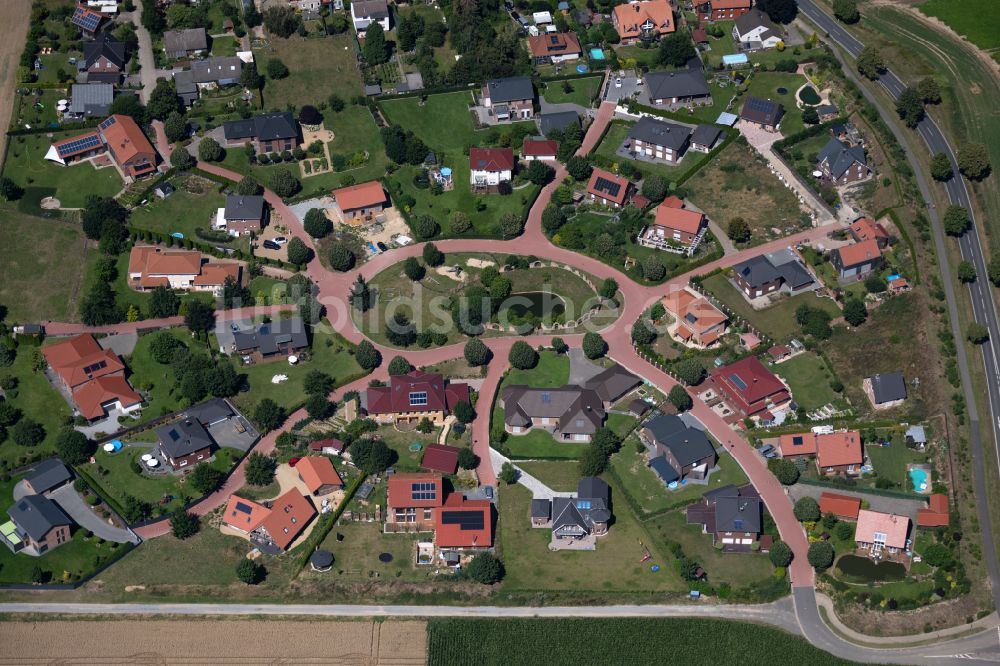 Luftaufnahme Vechelde - Wohngebiet einer Einfamilienhaus- Siedlung mit einem Spielplatz an der Straße Heinrichshöhe in Vechelde im Bundesland Niedersachsen, Deutschland