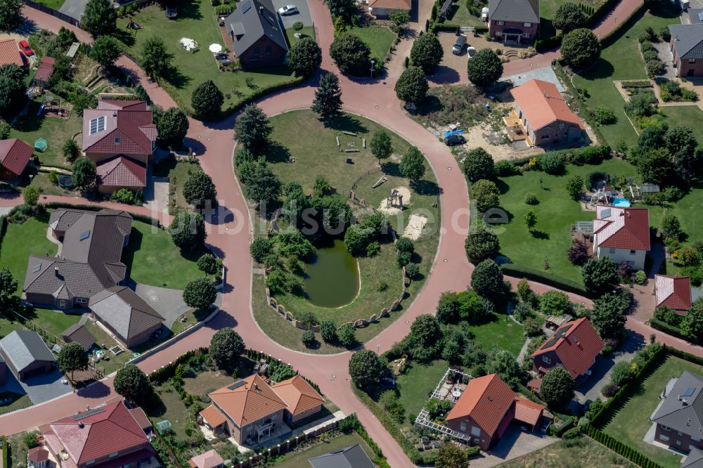 Vechelde von oben - Wohngebiet einer Einfamilienhaus- Siedlung mit einem Spielplatz an der Straße Heinrichshöhe in Vechelde im Bundesland Niedersachsen, Deutschland