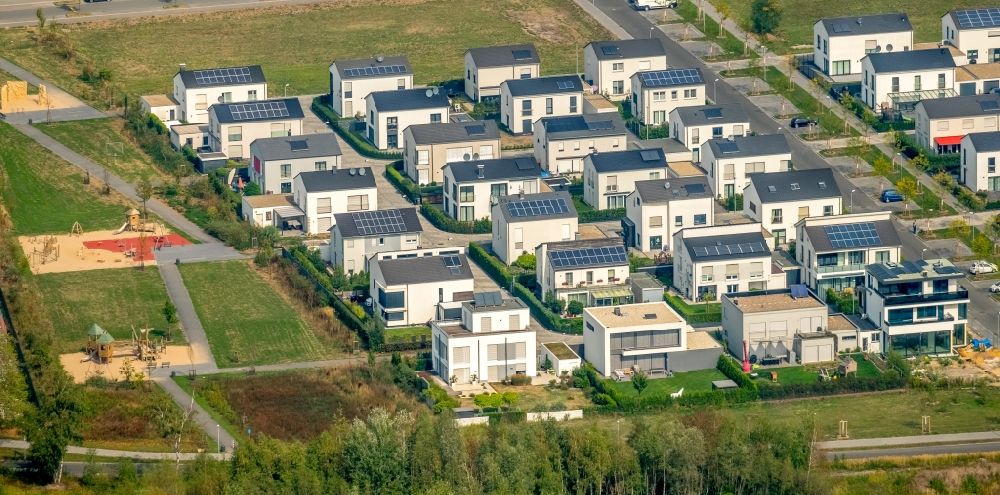 Luftaufnahme Gelsenkirchen - Wohngebiet einer Einfamilienhaus- Siedlung entlang der Johannes-Rau-Allee in Gelsenkirchen im Bundesland Nordrhein-Westfalen, Deutschland