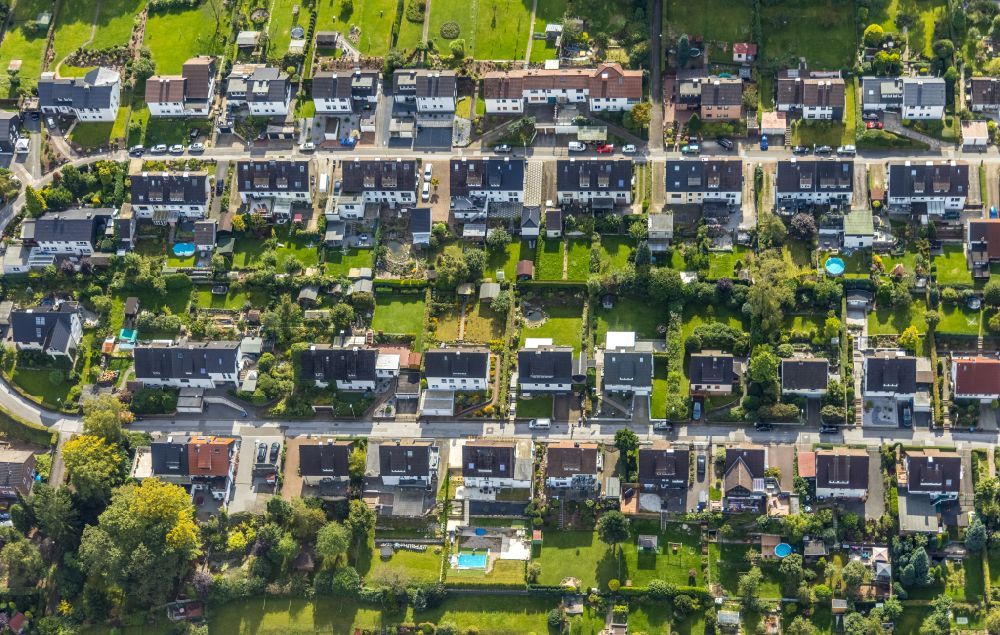 Luftbild Ennepetal - Wohngebiet einer Einfamilienhaus- Siedlung entlang der Leibnizstraße in Ennepetal im Bundesland Nordrhein-Westfalen - NRW, Deutschland