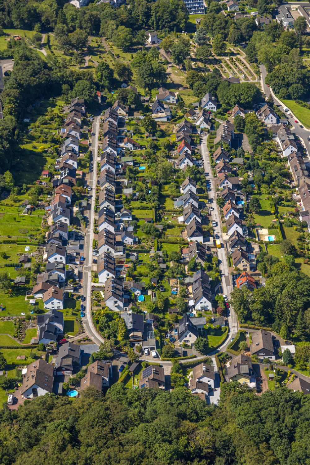 Luftaufnahme Ennepetal - Wohngebiet einer Einfamilienhaus- Siedlung entlang der Leibnizstraße in Ennepetal im Bundesland Nordrhein-Westfalen - NRW, Deutschland