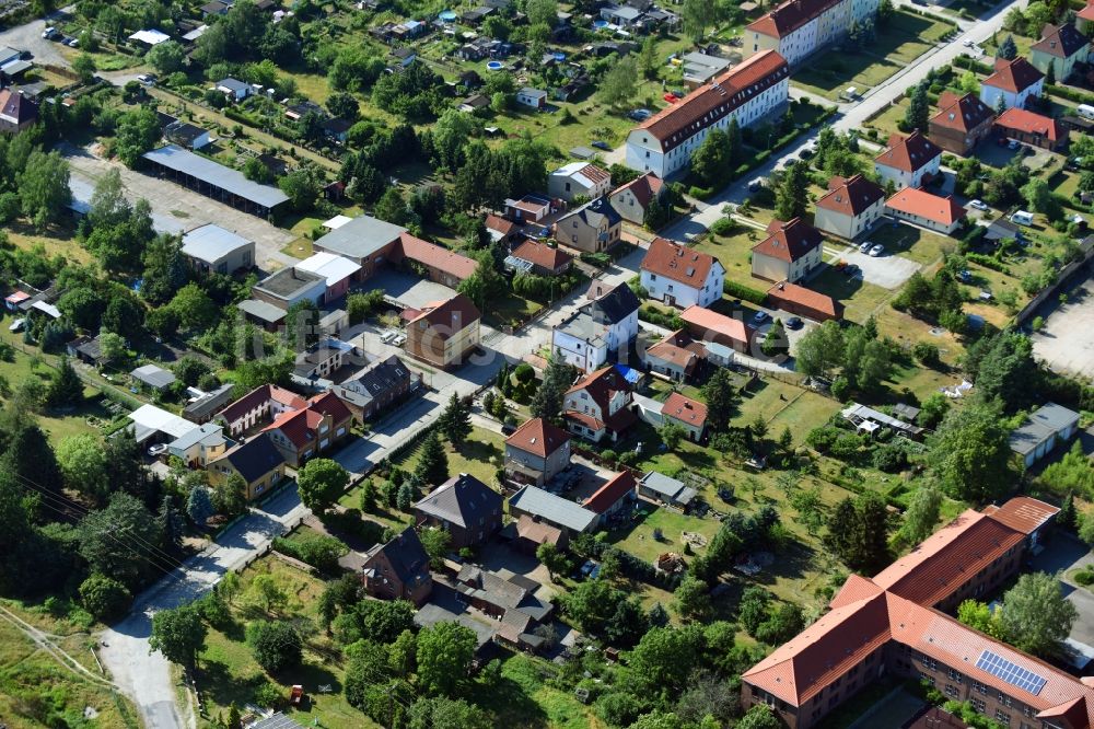 Großräschen von oben - Wohngebiet einer Einfamilienhaus- Siedlung entlang der Mühlenstraße in Großräschen im Bundesland Brandenburg, Deutschland