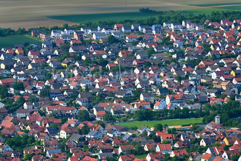 Estenfeld von oben - Wohngebiet einer Einfamilienhaus- Siedlung in Estenfeld im Bundesland Bayern, Deutschland