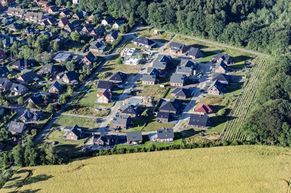 Agathenburg aus der Vogelperspektive: Wohngebiet einer Einfamilienhaus- Siedlung am Eulenring in Agathenburg im Bundesland Niedersachsen, Deutschland