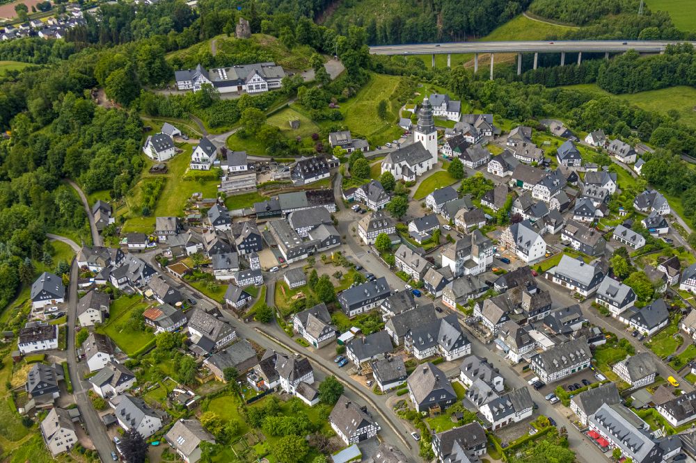 Eversberg von oben - Wohngebiet einer Einfamilienhaus- Siedlung in Eversberg im Bundesland Nordrhein-Westfalen, Deutschland