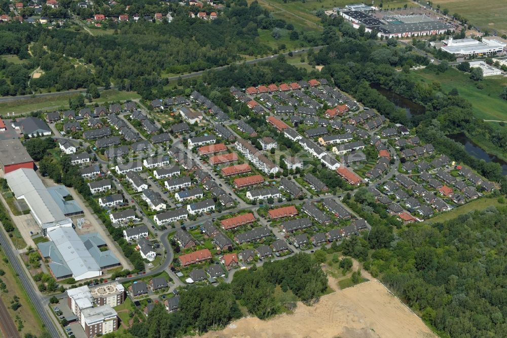 Luftaufnahme Falkensee - Wohngebiet einer Einfamilienhaus- Siedlung in Falkensee im Bundesland Brandenburg