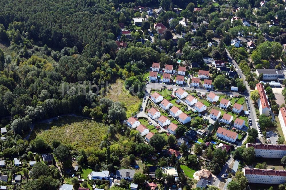 Luftbild Berlin - Wohngebiet einer Einfamilienhaus- Siedlung am Feldblumenweg im Ortsteil Köpenick in Berlin, Deutschland