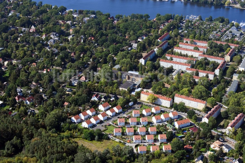 Luftbild Berlin - Wohngebiet einer Einfamilienhaus- Siedlung am Feldblumenweg im Ortsteil Köpenick in Berlin, Deutschland