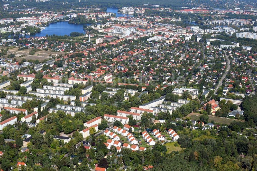 Luftaufnahme Berlin - Wohngebiet einer Einfamilienhaus- Siedlung am Feldblumenweg im Ortsteil Köpenick in Berlin, Deutschland