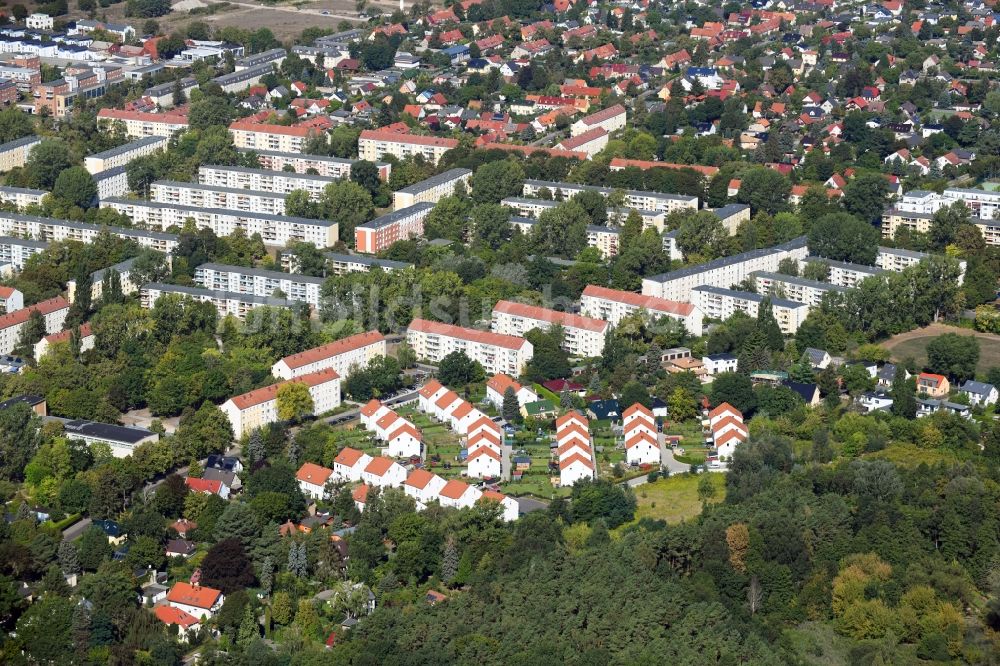 Luftaufnahme Berlin - Wohngebiet einer Einfamilienhaus- Siedlung am Feldblumenweg im Ortsteil Köpenick in Berlin, Deutschland