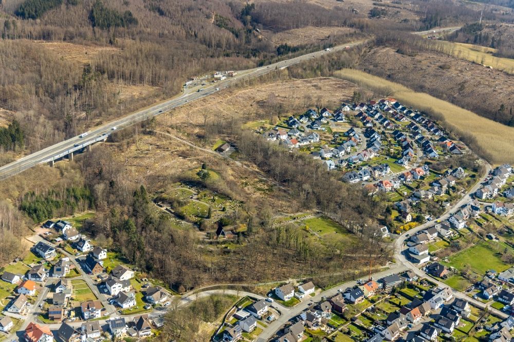 Bruchhausen von oben - Wohngebiet einer Einfamilienhaus- Siedlung und Friedhof in Bruchhausen im Bundesland Nordrhein-Westfalen, Deutschland