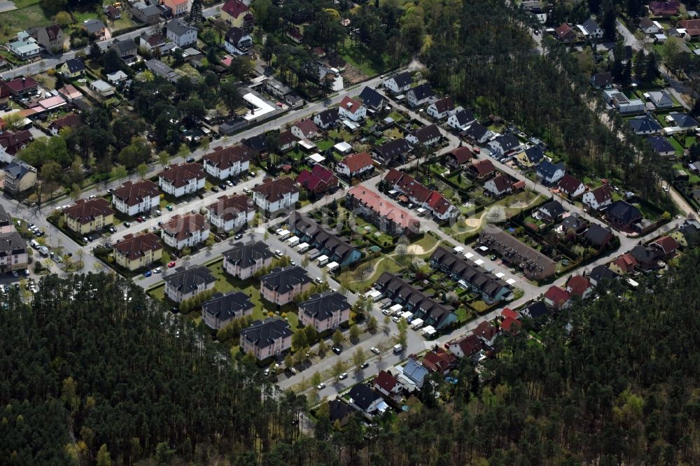Luftaufnahme Grünheide (Mark) - Wohngebiet einer Einfamilienhaus- Siedlung in Grünheide (Mark) im Bundesland Brandenburg