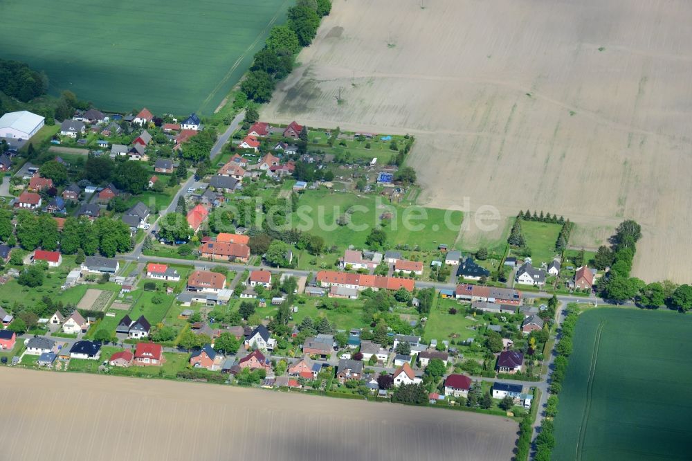 Luftaufnahme Güstow - Wohngebiet einer Einfamilienhaus- Siedlung in Güstow im Bundesland Mecklenburg-Vorpommern