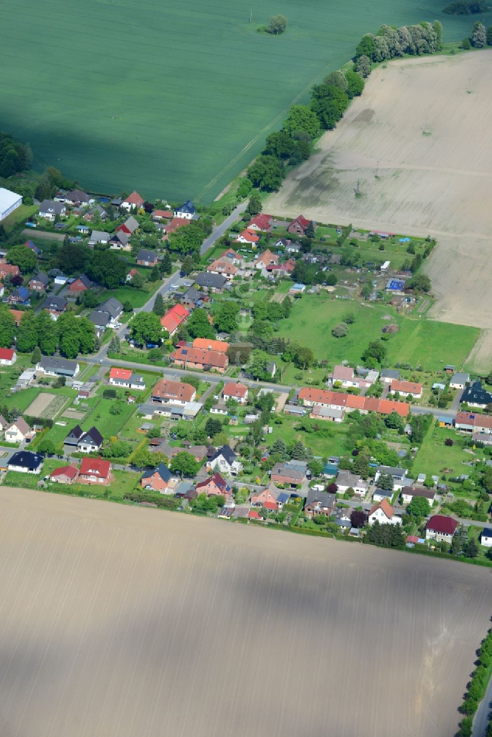 Güstow von oben - Wohngebiet einer Einfamilienhaus- Siedlung in Güstow im Bundesland Mecklenburg-Vorpommern