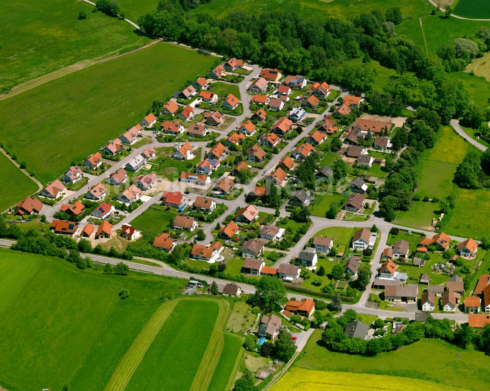 Gutenzell aus der Vogelperspektive: Wohngebiet einer Einfamilienhaus- Siedlung in Gutenzell im Bundesland Baden-Württemberg, Deutschland