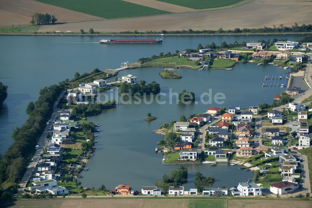 Wendeburg von oben - Wohngebiet einer Einfamilienhaus- Siedlung am Hafen zum Mittelandkanal in Wendeburg im Bundesland Niedersachsen