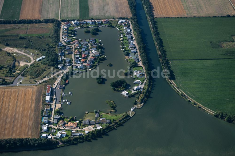 Wendeburg von oben - Wohngebiet einer Einfamilienhaus- Siedlung am Hafen zum Mittelandkanal in Wendeburg im Bundesland Niedersachsen