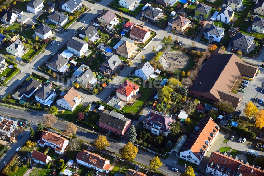 Luftbild Berlin - Wohngebiet einer Einfamilienhaus- Siedlung Am Hechtgraben im Ortsteil Wartenberg in Berlin, Deutschland
