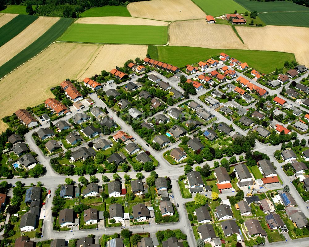 Holzen aus der Vogelperspektive: Wohngebiet einer Einfamilienhaus- Siedlung in Holzen im Bundesland Bayern, Deutschland