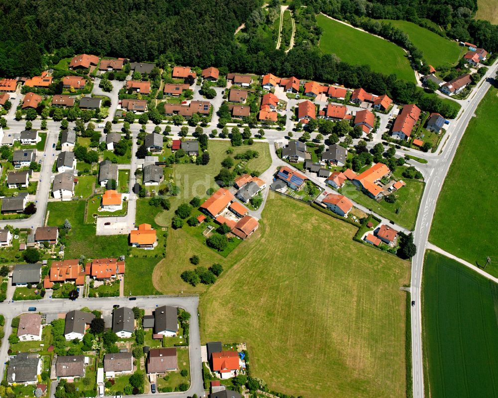 Holzen von oben - Wohngebiet einer Einfamilienhaus- Siedlung in Holzen im Bundesland Bayern, Deutschland