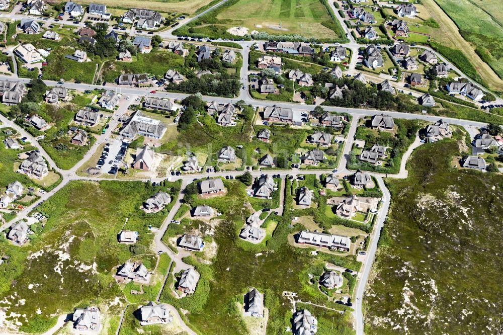 Luftaufnahme Sylt - Wohngebiet einer Einfamilienhaus- Siedlung und Hotels in Sylt im Bundesland Schleswig-Holstein, Deutschland
