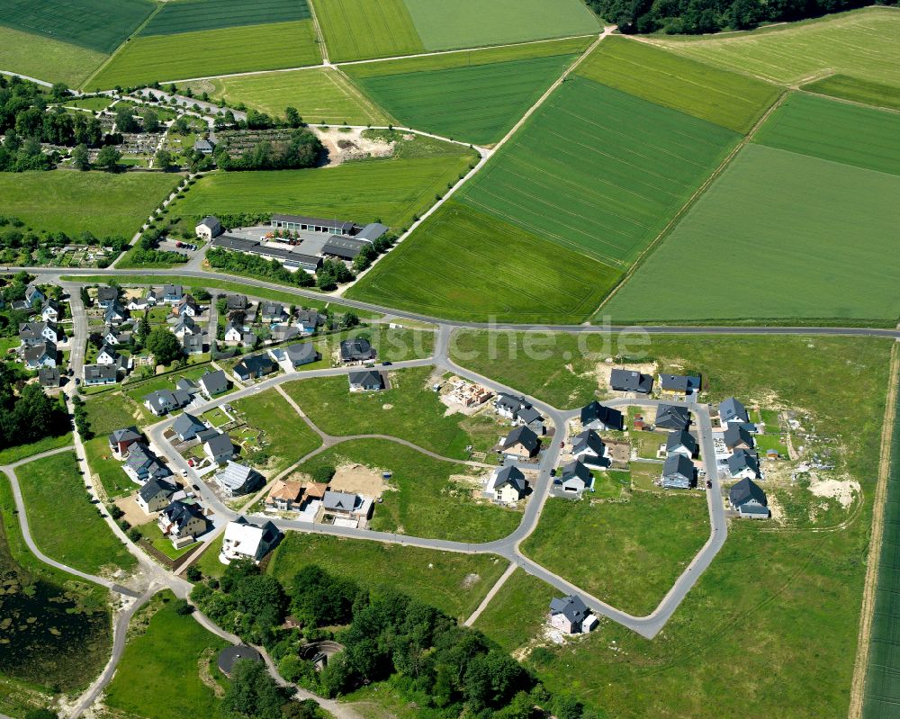 Kastellaun von oben - Wohngebiet einer Einfamilienhaus- Siedlung in Kastellaun im Bundesland Rheinland-Pfalz, Deutschland