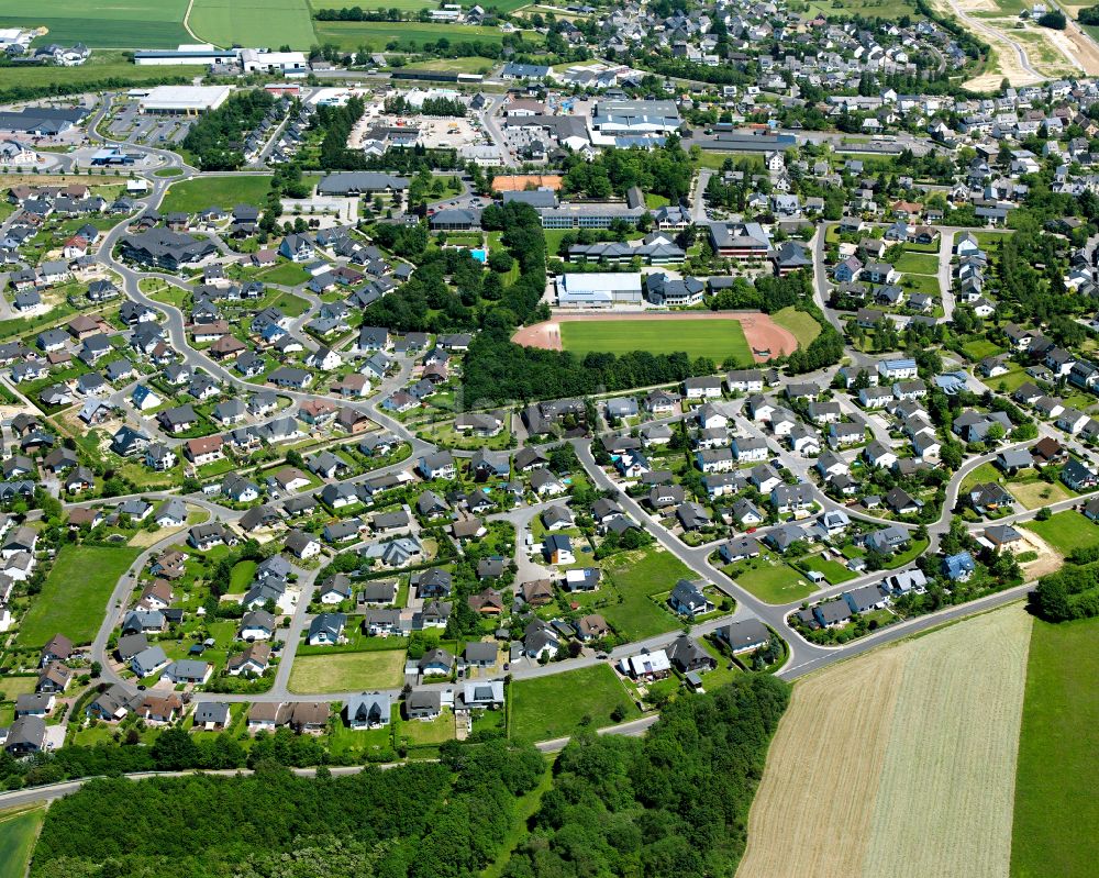 Kirchberg (Hunsrück) aus der Vogelperspektive: Wohngebiet einer Einfamilienhaus- Siedlung in Kirchberg (Hunsrück) im Bundesland Rheinland-Pfalz, Deutschland