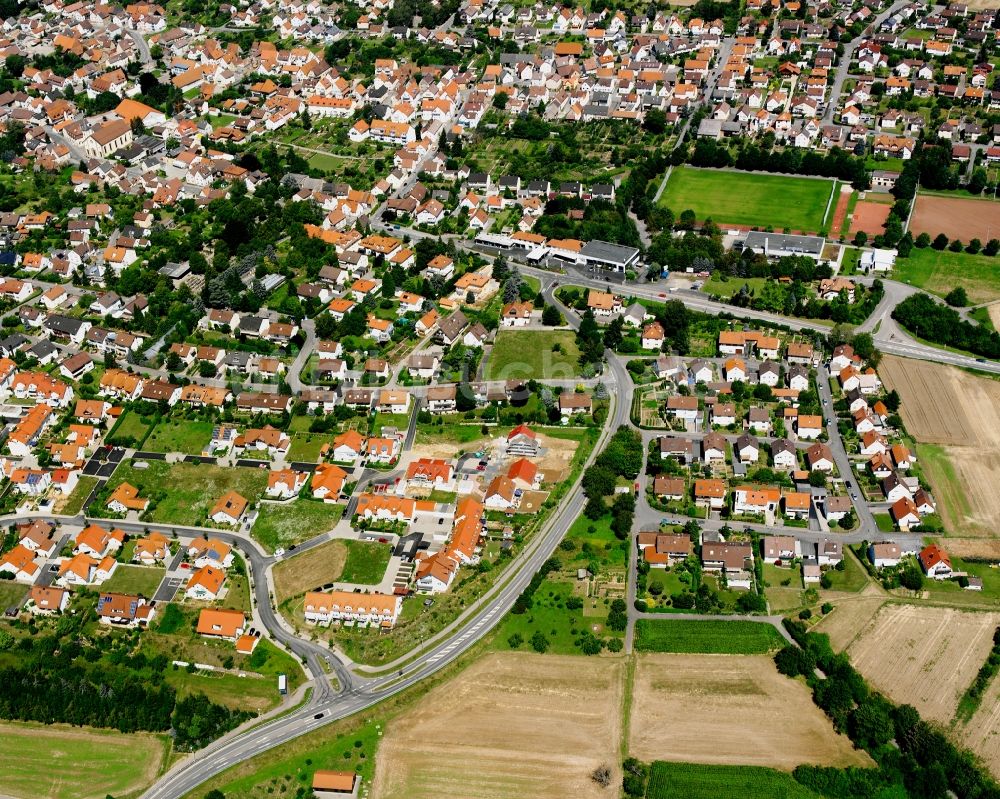 Kirchhausen aus der Vogelperspektive: Wohngebiet einer Einfamilienhaus- Siedlung in Kirchhausen im Bundesland Baden-Württemberg, Deutschland