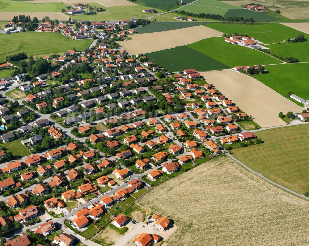 Kirchweidach von oben - Wohngebiet einer Einfamilienhaus- Siedlung in Kirchweidach im Bundesland Bayern, Deutschland