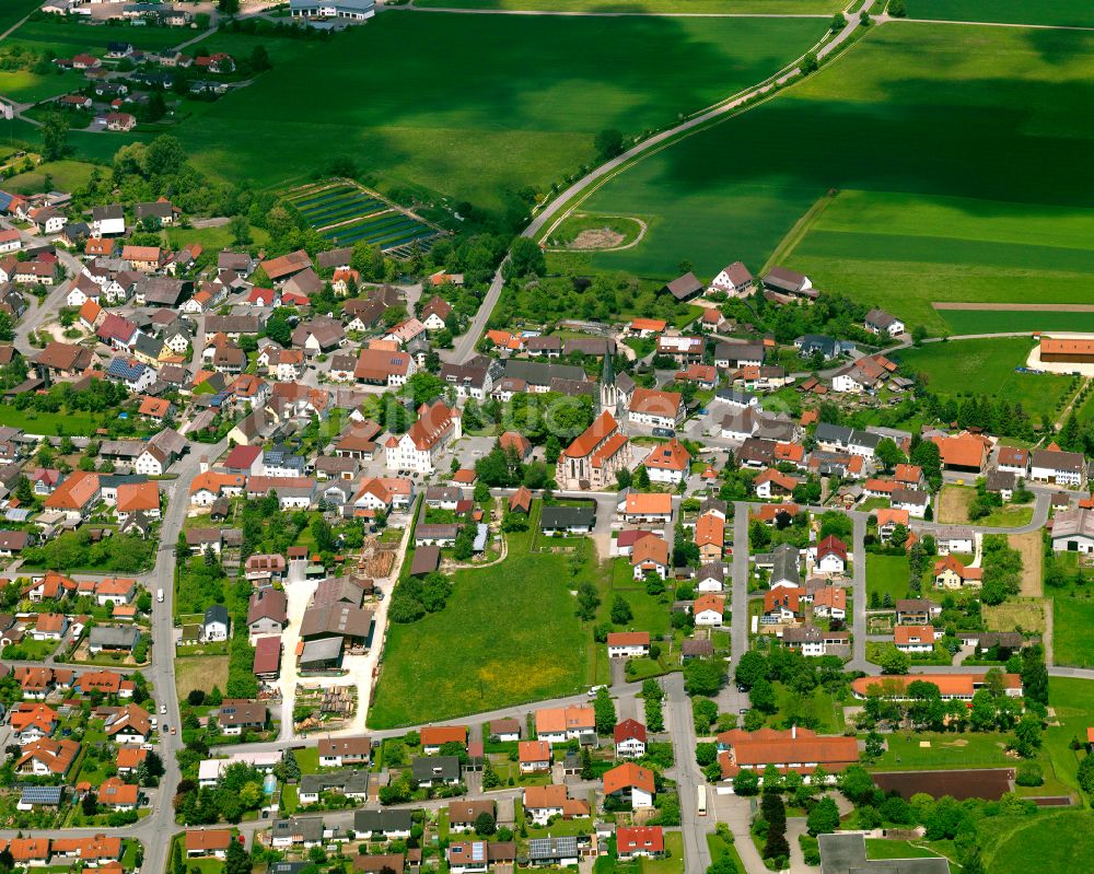 Langenenslingen von oben - Wohngebiet einer Einfamilienhaus- Siedlung in Langenenslingen im Bundesland Baden-Württemberg, Deutschland