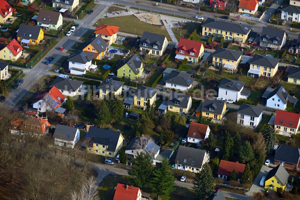 Luftbild Berlin - Wohngebiet einer Einfamilienhaus- Siedlung Lenbachstraße im Ortsteil Mahlsdorf in Berlin, Deutschland