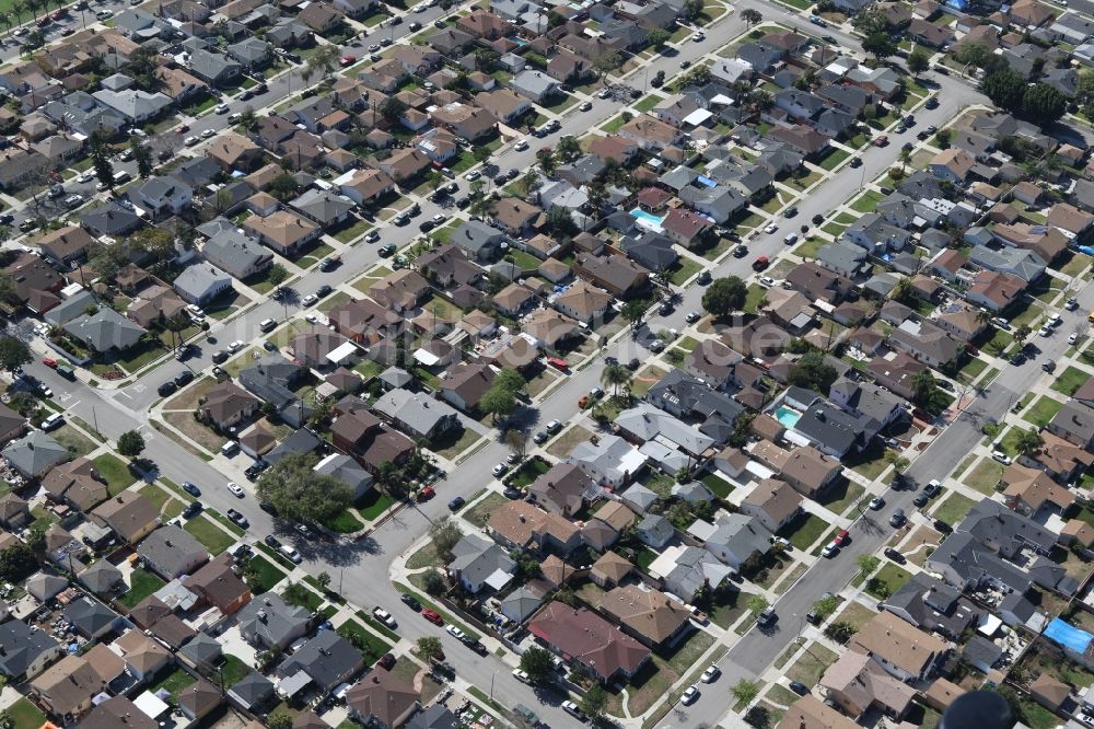 Los Angeles aus der Vogelperspektive: Wohngebiet einer Einfamilienhaus- Siedlung in Los Angeles in Kalifornien, USA