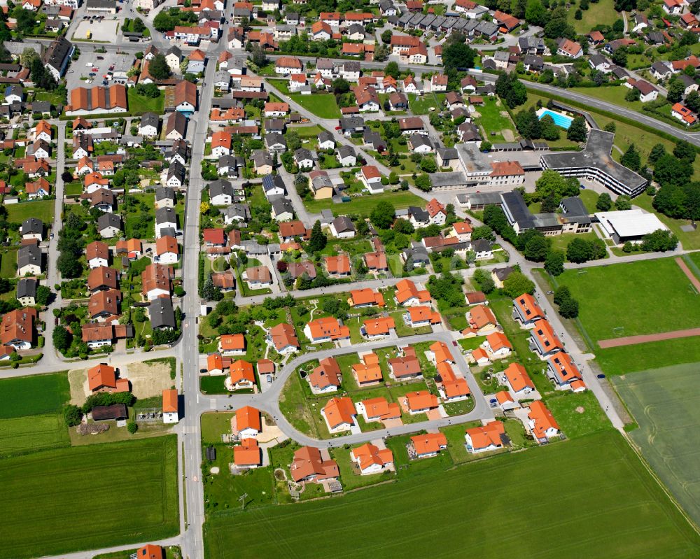 Marktl von oben - Wohngebiet einer Einfamilienhaus- Siedlung in Marktl im Bundesland Bayern, Deutschland