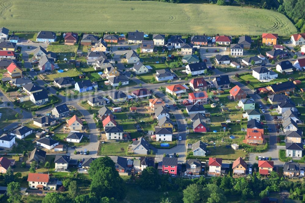 Mühlenbeck von oben - Wohngebiet einer Einfamilienhaus- Siedlung in Mühlenbeck im Bundesland Brandenburg