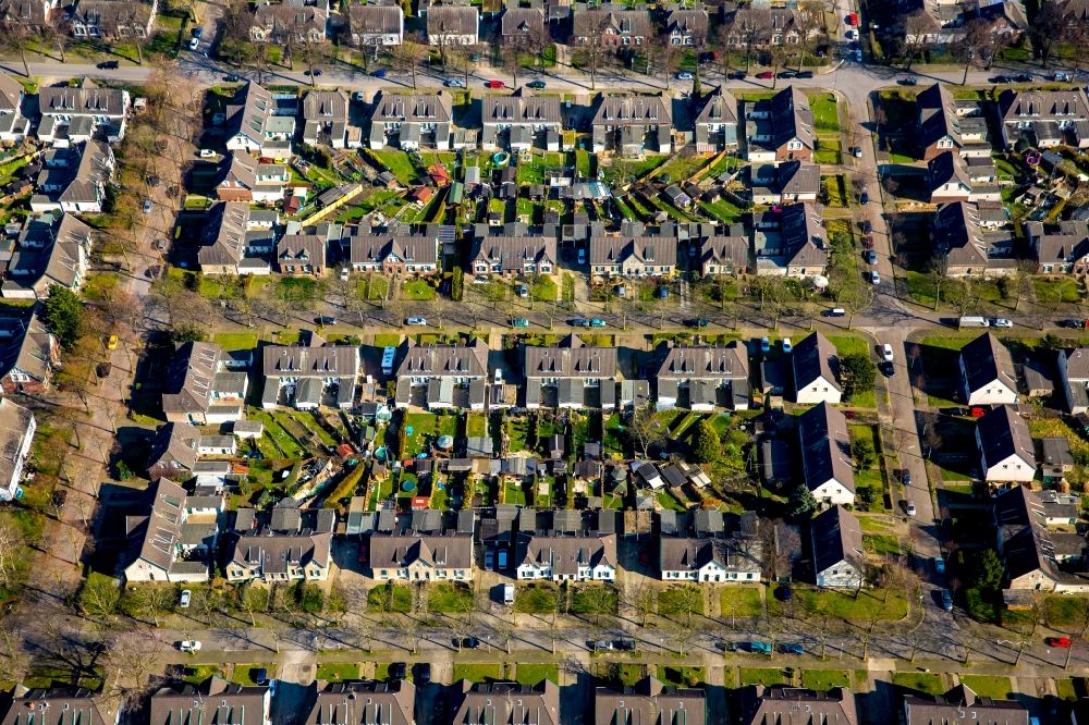 Luftbild Moers - Wohngebiet einer Einfamilienhaus- Siedlung in Moers im Bundesland Nordrhein-Westfalen
