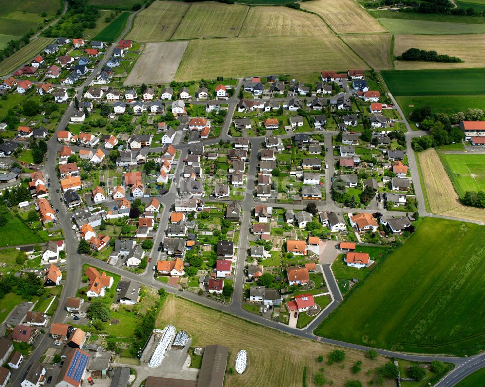 Nieder-Ofleiden von oben - Wohngebiet einer Einfamilienhaus- Siedlung in Nieder-Ofleiden im Bundesland Hessen, Deutschland