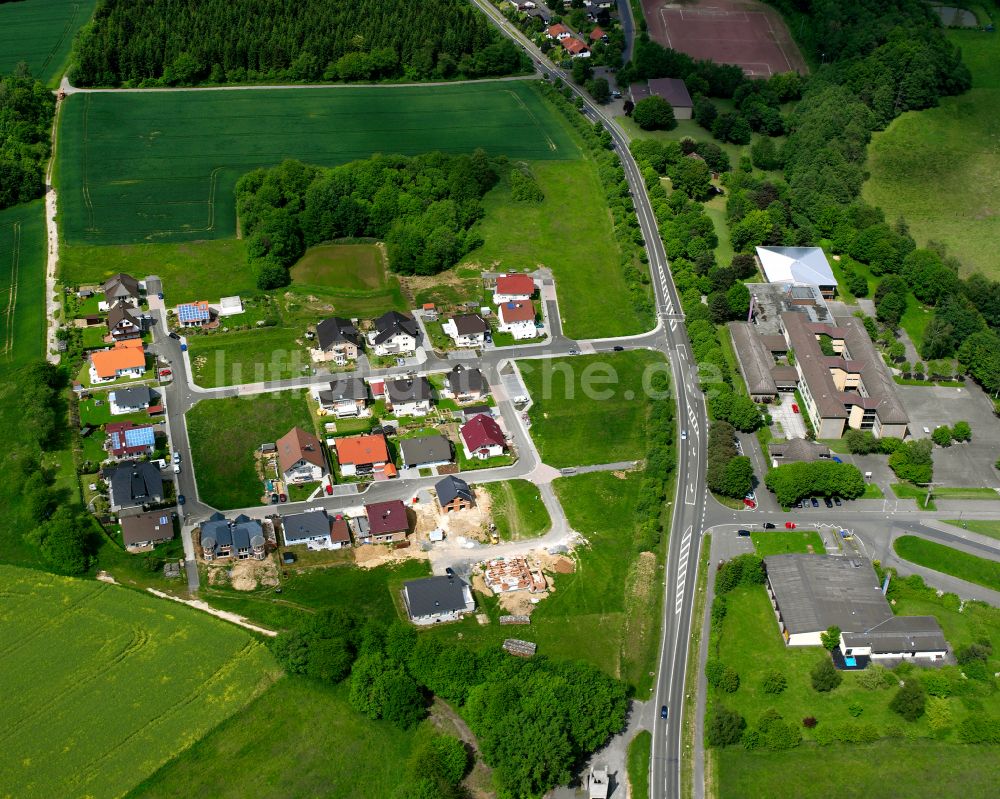 Nieder-Ohmen aus der Vogelperspektive: Wohngebiet einer Einfamilienhaus- Siedlung in Nieder-Ohmen im Bundesland Hessen, Deutschland