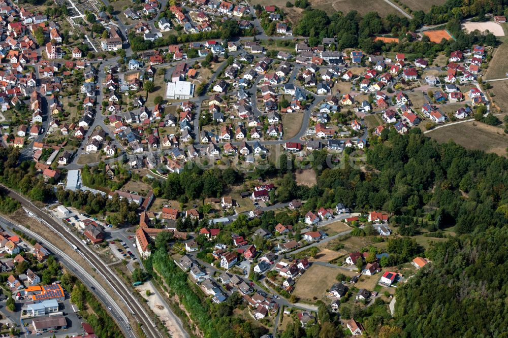 Partenstein aus der Vogelperspektive: Wohngebiet einer Einfamilienhaus- Siedlung in Partenstein im Bundesland Bayern, Deutschland