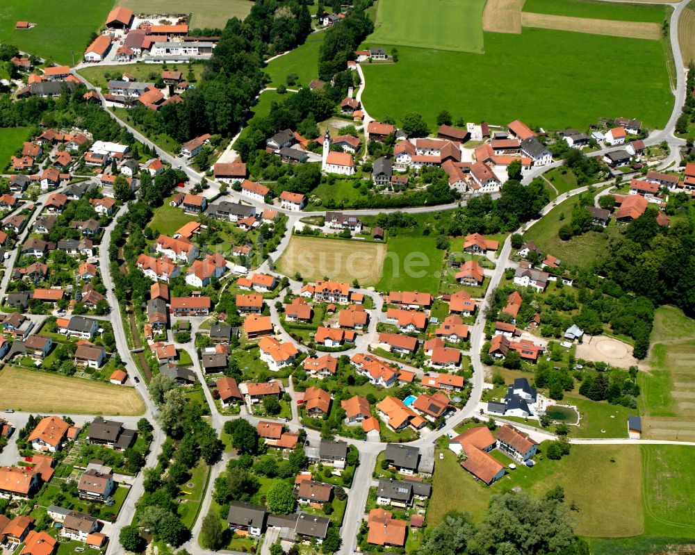Luftaufnahme Perach - Wohngebiet einer Einfamilienhaus- Siedlung in Perach im Bundesland Bayern, Deutschland