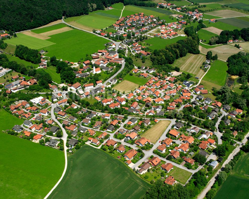 Perach von oben - Wohngebiet einer Einfamilienhaus- Siedlung in Perach im Bundesland Bayern, Deutschland