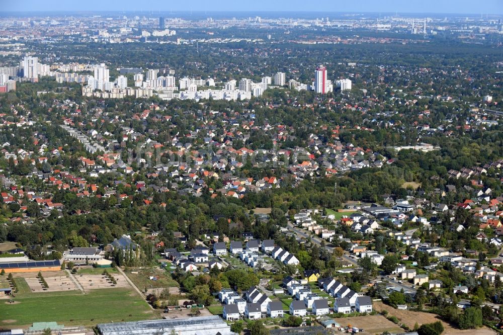 Luftaufnahme Berlin - Wohngebiet einer Einfamilienhaus- Siedlung an der Pfauenkehre im Ortsteil Rudow in Berlin, Deutschland
