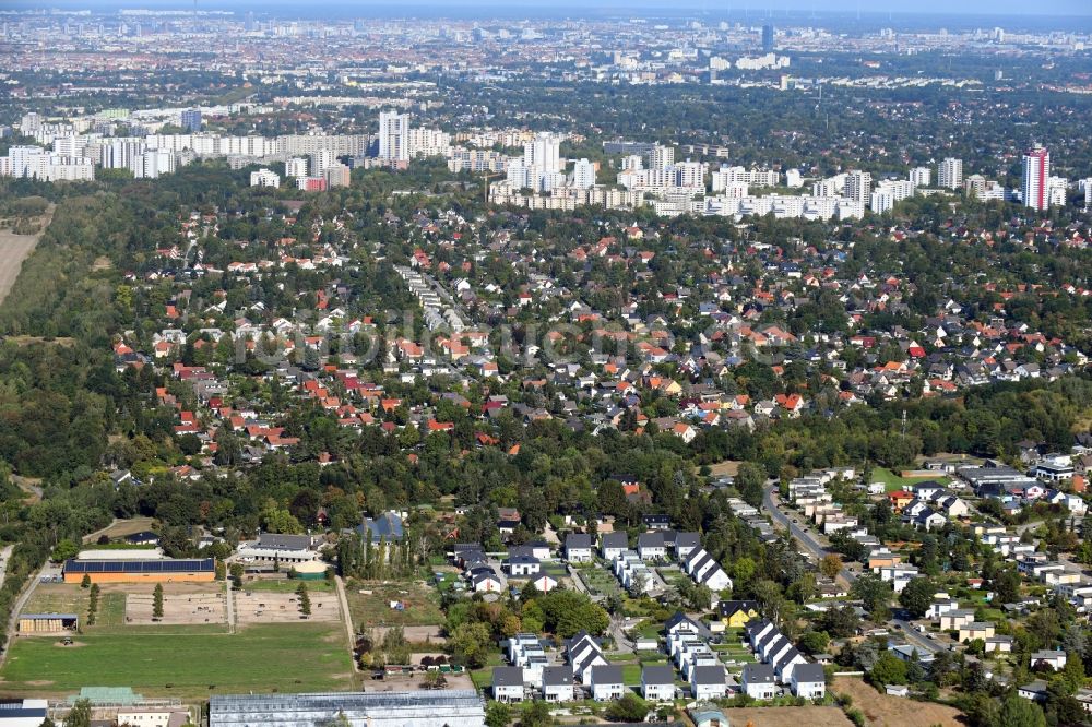 Luftbild Berlin - Wohngebiet einer Einfamilienhaus- Siedlung an der Pfauenkehre im Ortsteil Rudow in Berlin, Deutschland