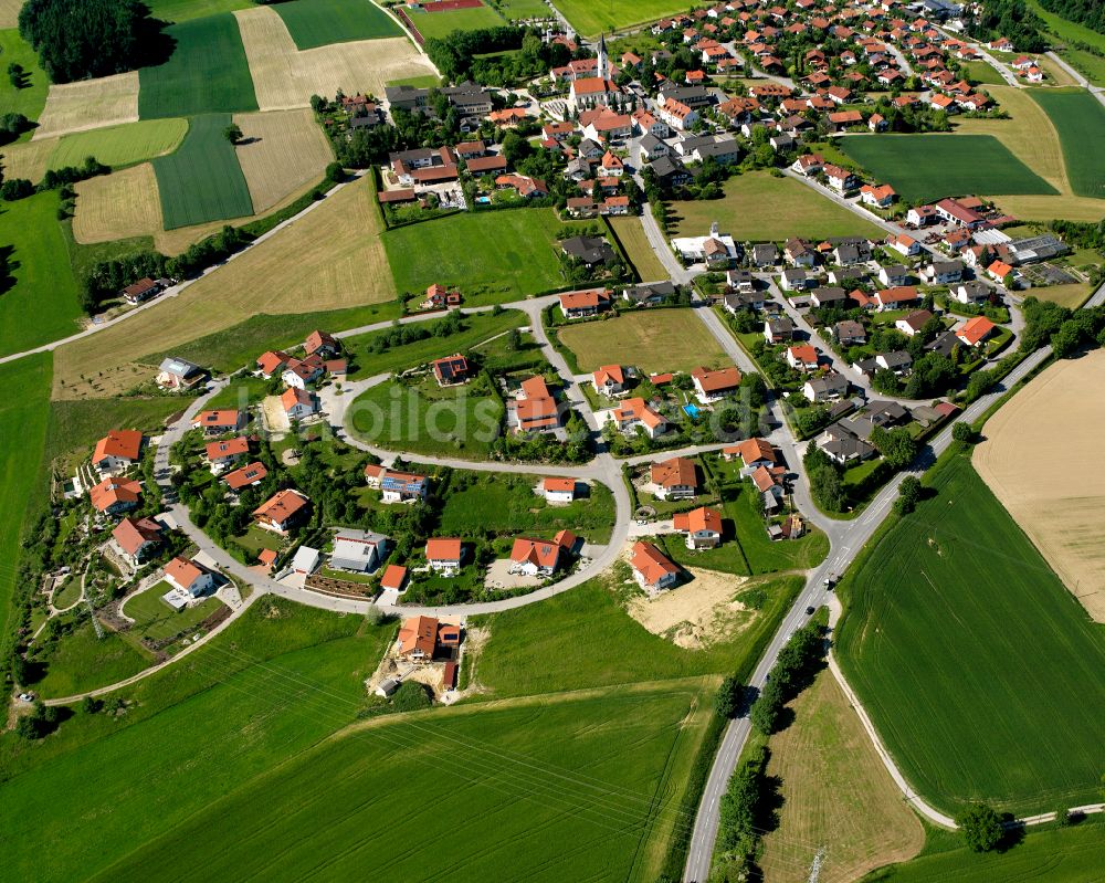 Pleiskirchen aus der Vogelperspektive: Wohngebiet einer Einfamilienhaus- Siedlung in Pleiskirchen im Bundesland Bayern, Deutschland