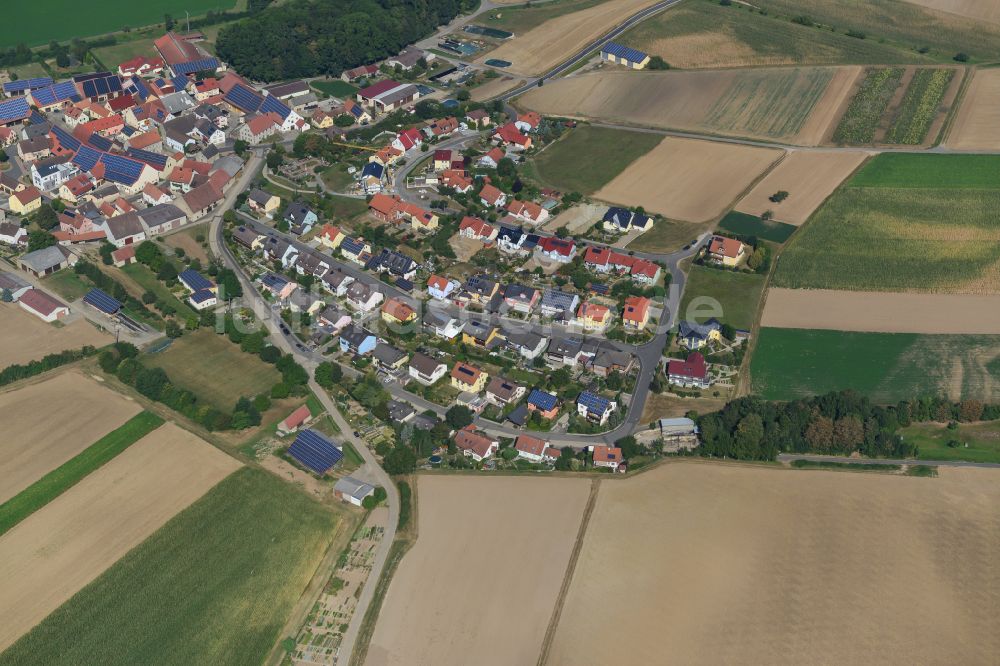 Luftaufnahme Eichelsee - Wohngebiet einer Einfamilienhaus- Siedlung am Rande von landwirtschaftlichen Feldern in Eichelsee im Bundesland Bayern, Deutschland
