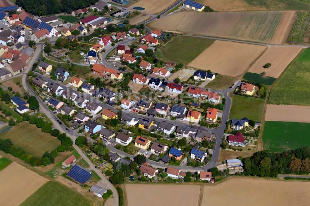 Eichelsee von oben - Wohngebiet einer Einfamilienhaus- Siedlung am Rande von landwirtschaftlichen Feldern in Eichelsee im Bundesland Bayern, Deutschland