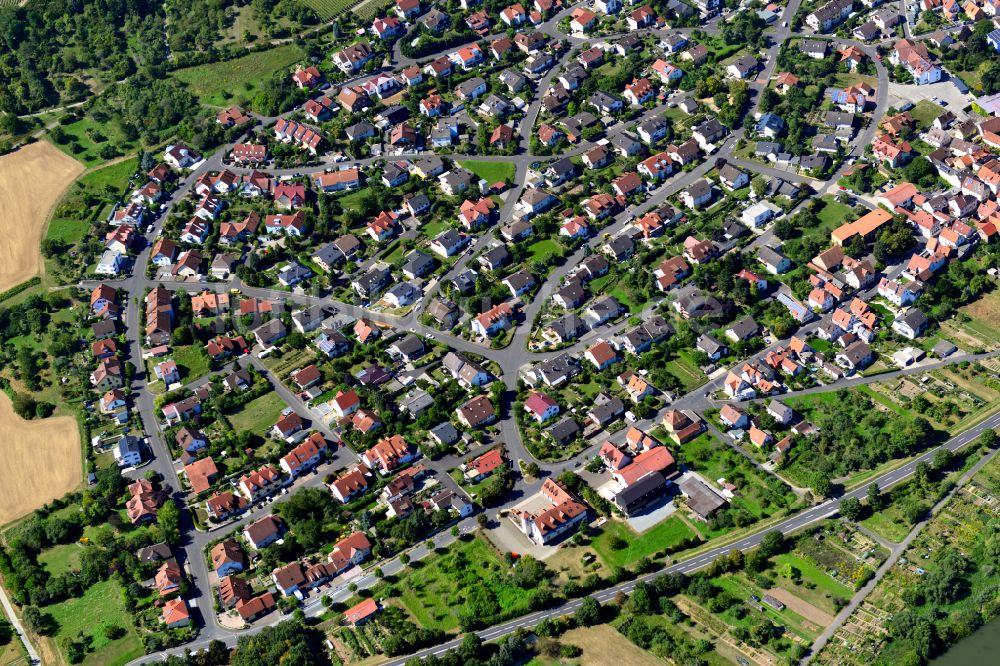 Luftaufnahme Erlabrunn - Wohngebiet einer Einfamilienhaus- Siedlung am Rande von landwirtschaftlichen Feldern in Erlabrunn im Bundesland Bayern, Deutschland
