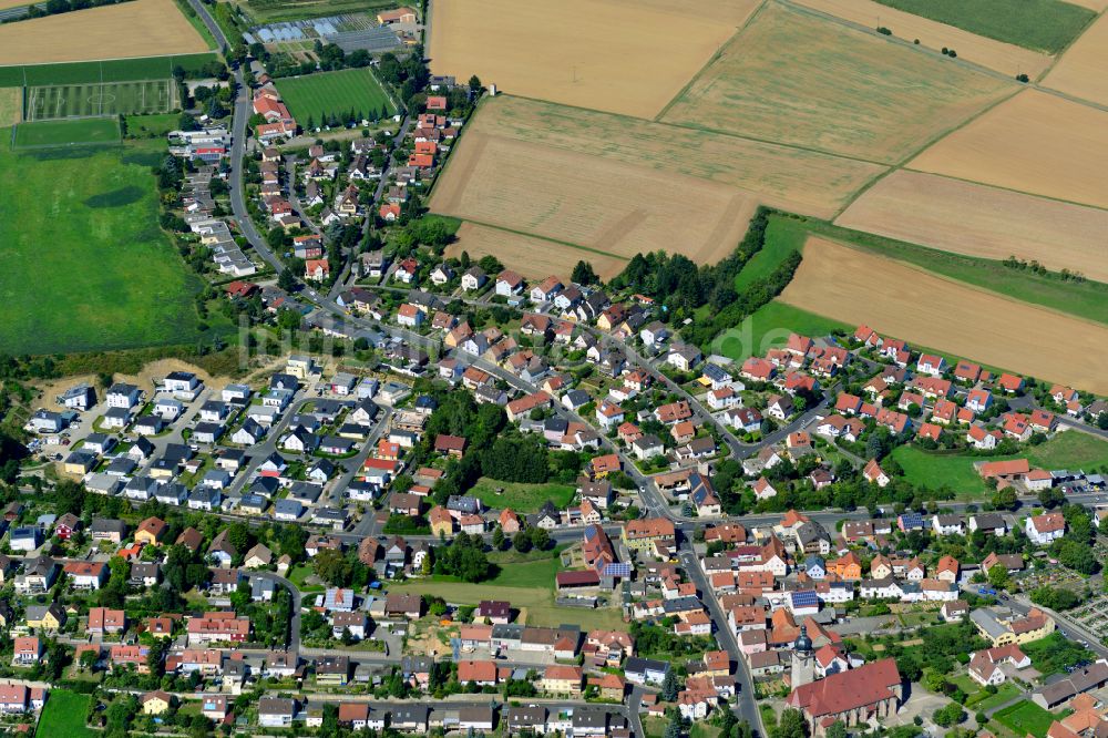 Luftaufnahme Estenfeld - Wohngebiet einer Einfamilienhaus- Siedlung am Rande von landwirtschaftlichen Feldern in Estenfeld im Bundesland Bayern, Deutschland