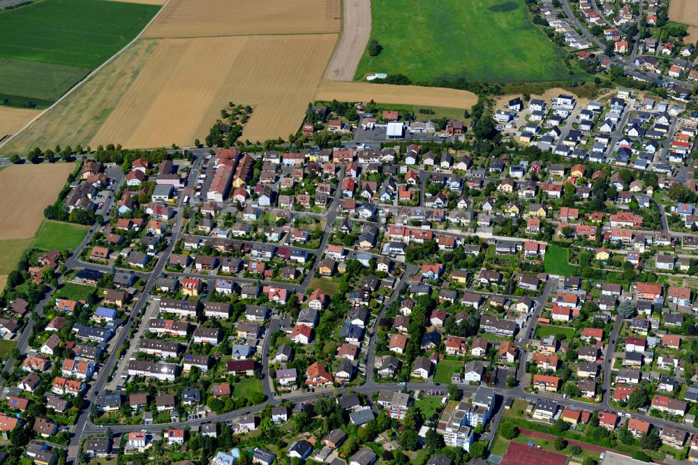 Estenfeld von oben - Wohngebiet einer Einfamilienhaus- Siedlung am Rande von landwirtschaftlichen Feldern in Estenfeld im Bundesland Bayern, Deutschland